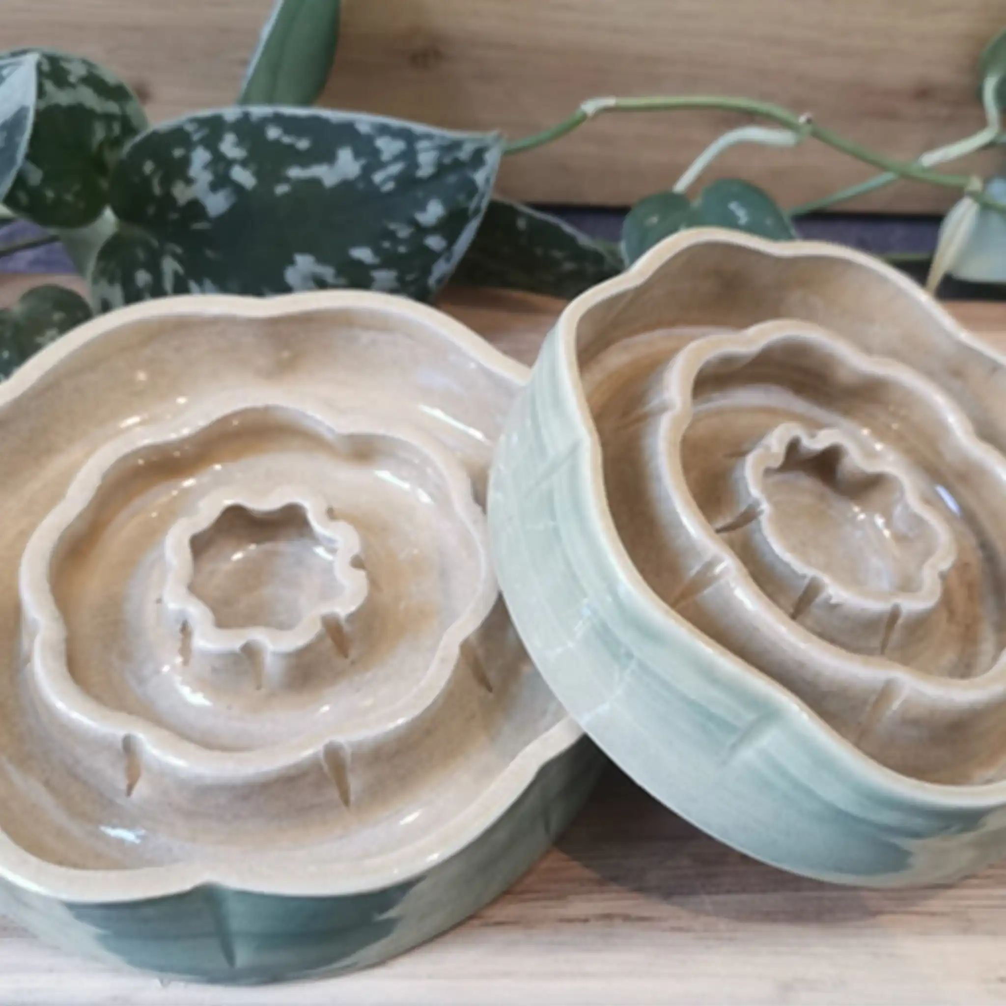 Handgemaakte keramieken Arko's wereld SlowFeeder door Iris Floor in een tweekleurig glazuur van natuurtinten. Deze duurzame anti-schrokbak voor honden heeft een uniek bloemvormig doolhofontwerp en is vaatwasserbestendig.