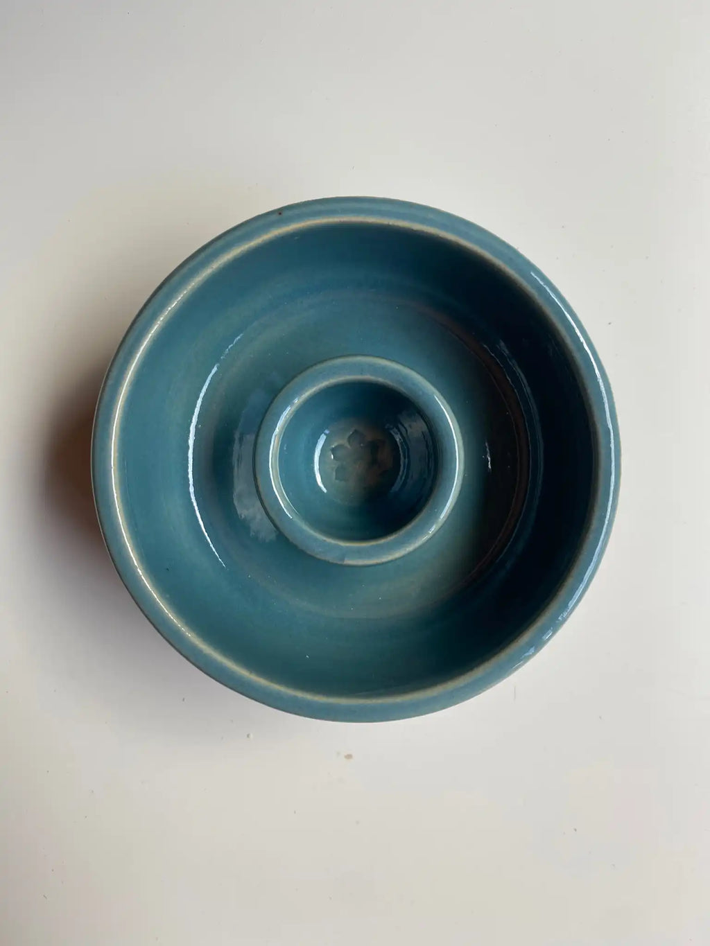 Handgemaakte keramieken mini slow feeder in blauw glazuur, bovenaanzicht op witte achtergrond — RAWR pets by Iris Floor Ceramics