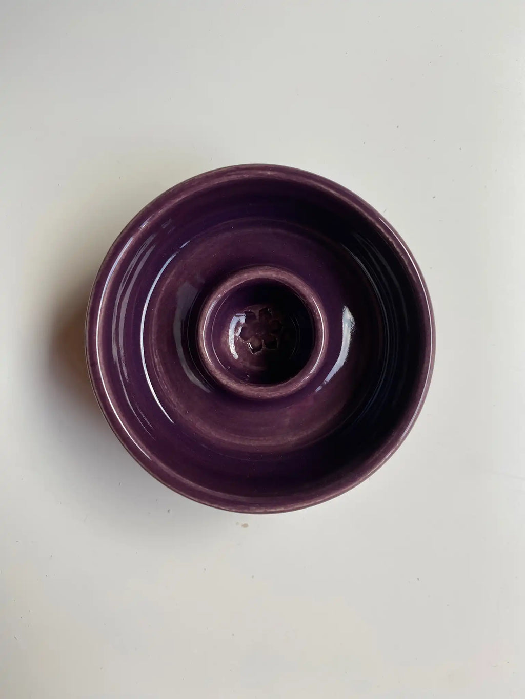 Handgemaakte keramieken mini slow feeder in paars glazuur, bovenaanzicht op witte achtergrond — RAWR pets by Iris Floor Ceramics