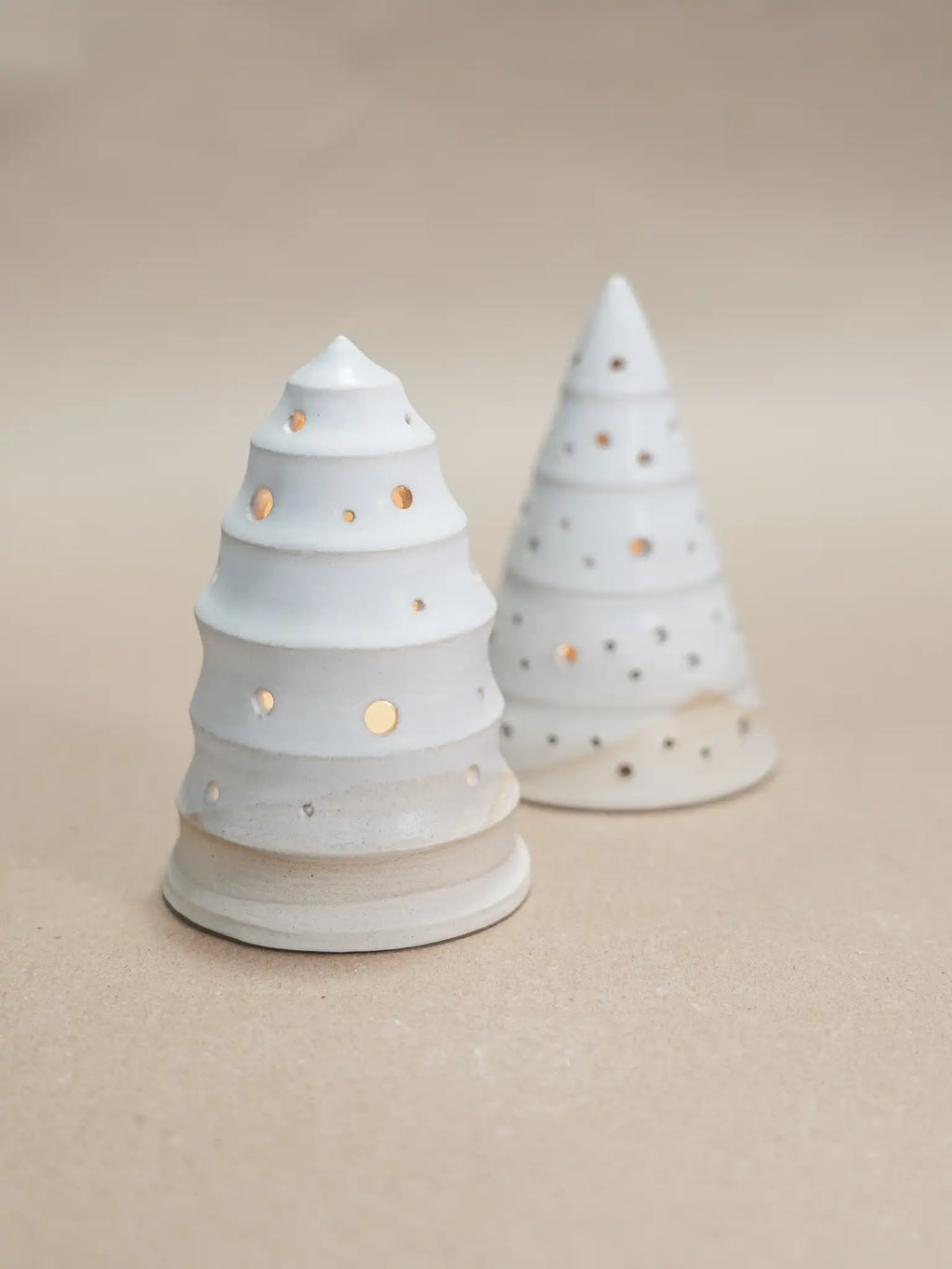 Medium handgemaakt keramiek kerstboompje met uitgestoken gaatjes voor waxinelichtje in mat wit glazuur, op beige achtergrond — Iris Floor Ceramics