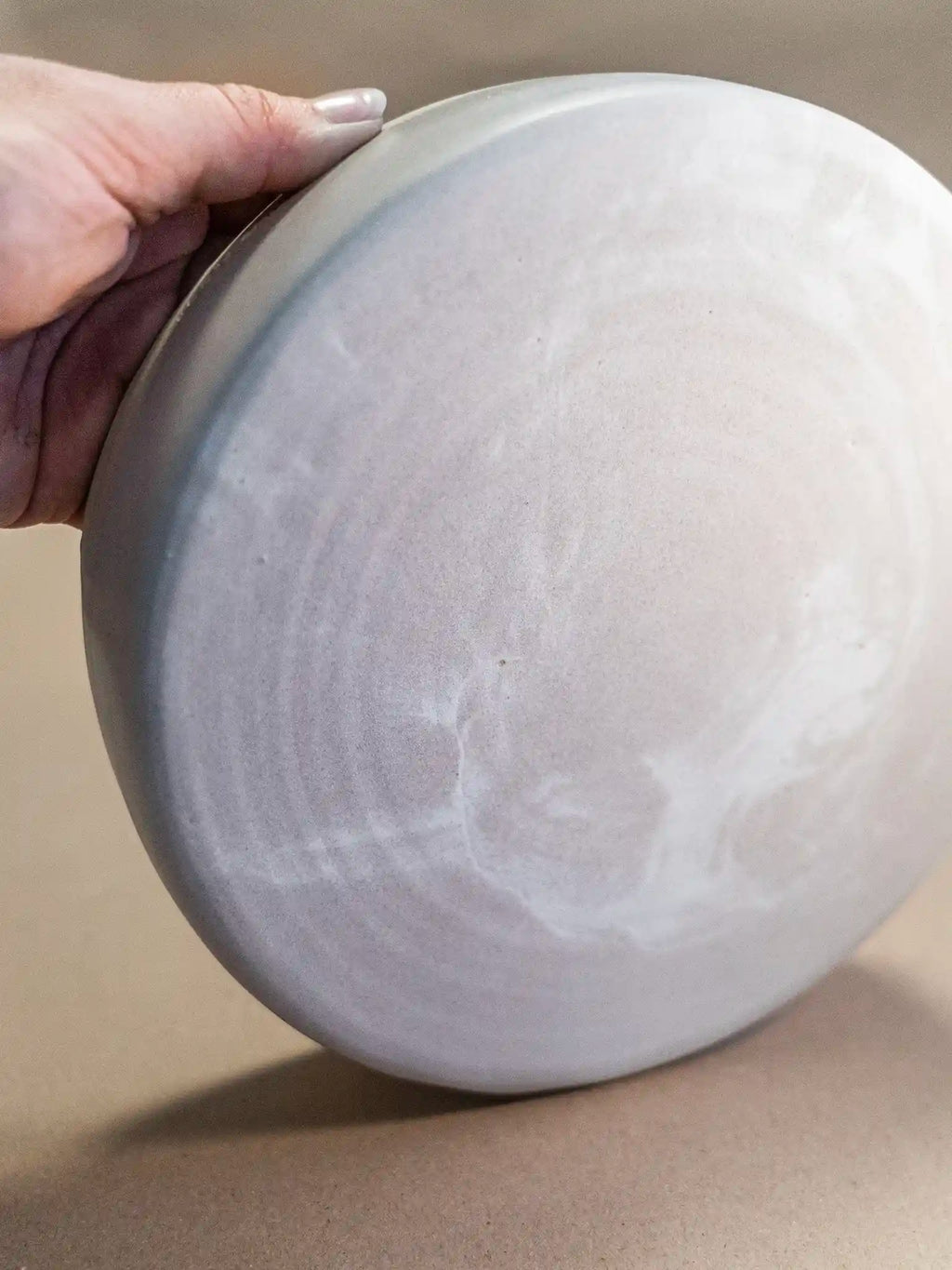 Handgemaakt keramiek serveerplateau met marmereffect glazuur in grijswit, zichtbare draailijnen en textuur — Iris Floor Ceramics